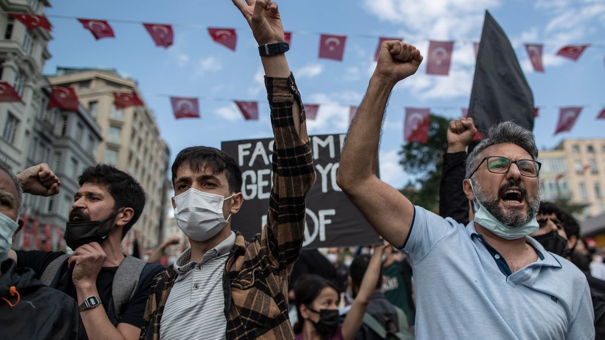 Vražda političky v tureckém Izmiru vyhnala do ulic stovky lidí
